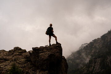 Obraz premium man on a rock