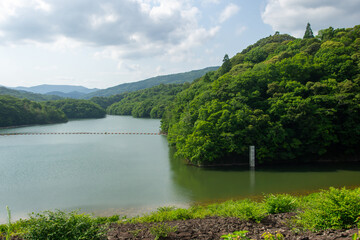 静かな山あいに広がるダム湖の風景｜人工湖と自然が織りなす穏やかな水辺の景色 | Calm Mountain Dam Lake — Tranquil Waterscape Blending Nature and Human Engineering