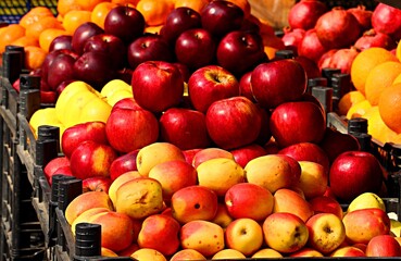 Fresh, bright, juicy apples at the farmers market