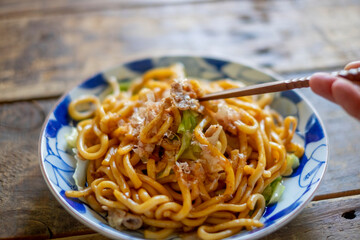 焼きうどんを食べる