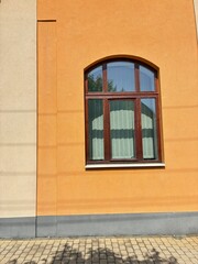 Obraz premium Window on an orange building.
