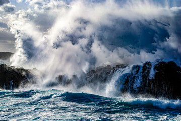 Temporal en el mar Menorca olas salpicando sobre las rocas