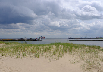 Bauhafen Cuxhaven mit Arbeitschiff und Containerschiff