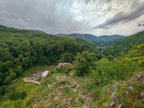 Moln&aacute;r Rock with B&uuml;kk Plateau in the Background