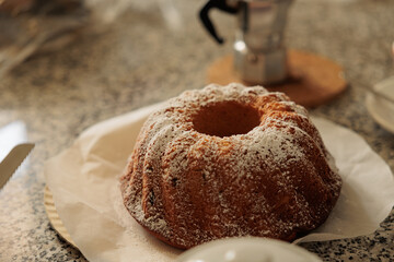 dolce semplice Italiano per la colazione, a base di pane morbido, cosparso con dello zucchero a...