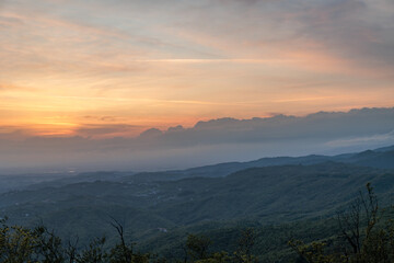 vista sul paesaggio naturale tra la vasta pianura e collina dell'Italia nord-orientale, della...