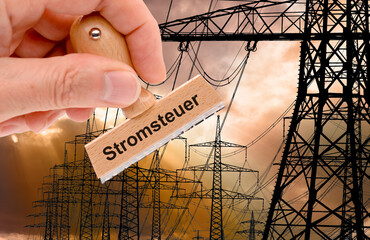 Ein Holzstempel ist beschriftet mit dem Aufdruck Stromsteuer vor vielen Hochspannungsleitungen und Masten - FOTOMONTAGE