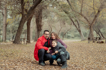 Fototapeta premium retrato de familia feliz en un día de otoño al aire libre