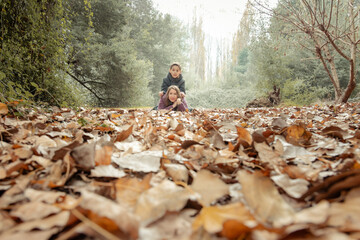 madre e hijo felices en medio del bosque en un día de otoño