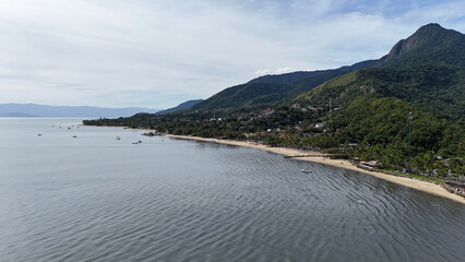 Obraz premium Foto aérea da costa de Ilhabela, destacando praias, ilhas e mar cristalino, com vegetação nativa e litoral preservado, ideal para turismo, lazer e fotografia de natureza