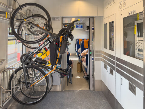 Przew&oacute;z rower&oacute;w pociągiem, miejsce na rowery, wieszak w pociągu PKP Intercity.