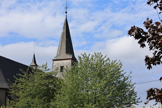 Blick auf den Kirchturm der Klosterkirche St. Petri von Kloster Oelinghausen in Arnsberg