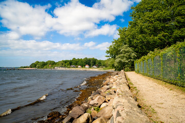 Blick auf den Kitzeberger Strand in Heikendorf über den Fördewanderweg aus Richtung Mönkeberg...