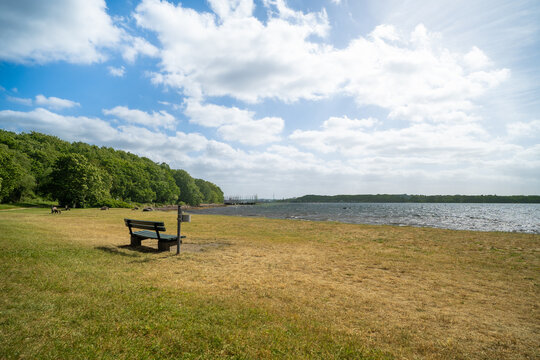 Blick auf den Kitzeberger Strand und Kiel bei Sommerwetter