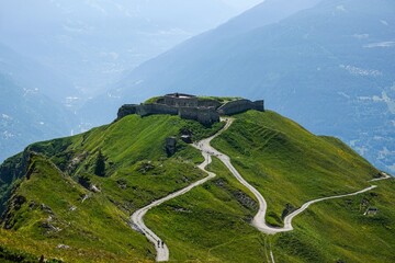 Vue sur le fort de la Platte en altitude à Bourg-Saint-Maurice, avec tons vifs