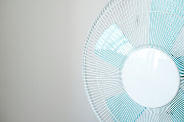白背景の扇風機　夏休み、節電、冷却、帰省のイメージ
