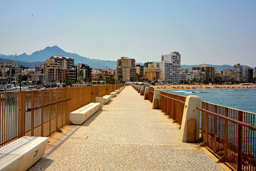 nadmorskie molo i widok na miasto,  molo z widokiem na miasto, perspektywa, perspective of the pier with the city in the background
