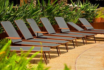 leżaki stojące na tarasie, puste leżaki na słonecznym tarasie nad basenem, sun loungers standing on the terrace, empty sun loungers on the sun terrace above the pool,