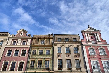 Obraz premium facades of historic tenement houses on the market square in the city of Poznan