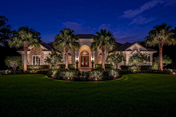 Fototapeta premium Stunning nighttime illumination of luxurious florida home