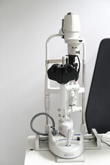 Lámpara de hendidura moderna utilizada en exámenes oculares en una clínica de optometría