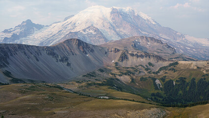 Fototapeta premium Close-Up of Mount Rainier with Alpine Slopes