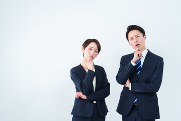 考え事をするビジネスパーソン　ポートレート