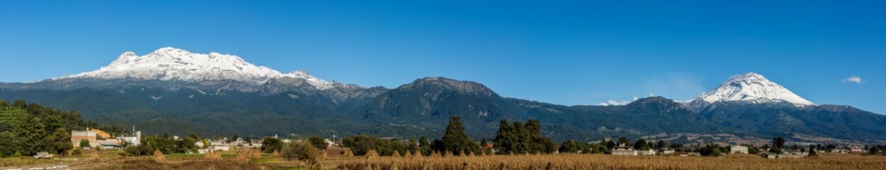 Volcanes Iztaccíhuatl (Mujer Blanca) y Popocatépetl (cerro que humea). Dos de las montañas más altas y hermosas de México © Guillermo Aparicio S