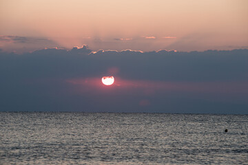 Piękny wschód słońca nad morzem egejskim, Paralia Katerinis, Grecja