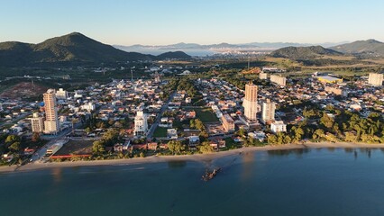 Obraz premium Sunrise and Sunset by the Sea – Calm Waters and Coastal Light in Brazi