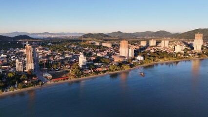 Obraz premium Sunrise and Sunset by the Sea – Calm Waters and Coastal Light in Brazi