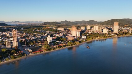 Obraz premium Sunrise and Sunset by the Sea – Calm Waters and Coastal Light in Brazi