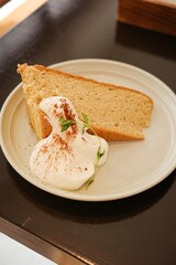クリームが添えられているシフォンケーキ