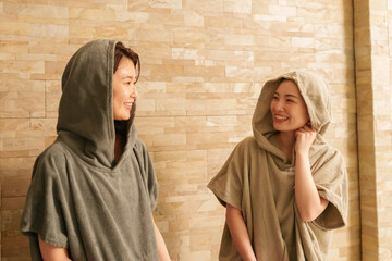 サウナに入る女性たち