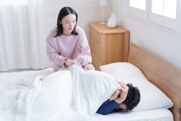 Obraz premium 起きない夫を起こす妻