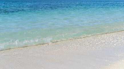 沖縄の美しい波打ち際