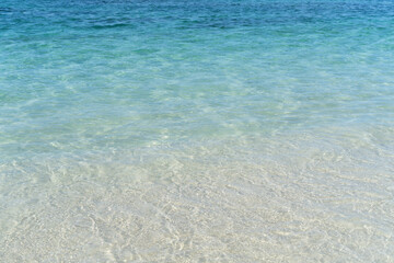 ガラスのように透明な沖縄のエメラルドブルーの海