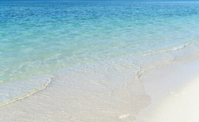沖縄の美しい波打ち際