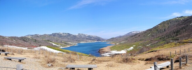 日本の山岳風景（野反湖）