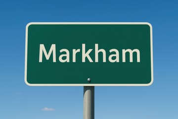 Obraz premium Green road sign displaying 