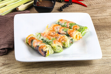 Vietnamese spring roll with prawn and mango