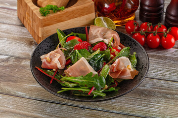 Salad with jamon, strawberry and arugula