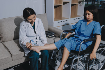 Obraz premium Physiotherapist checking knee of female patient stock