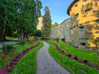  Überlinger am Bodensee Stadtgarten im Sommer mit bunten Blumen und Sonnenschein  