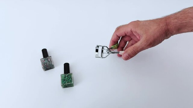 Get flawless glitter nails with zero mess. This clever eyelash curler hack lets you apply polish neatly and evenly-your DIY manicure game just leveled up in seconds