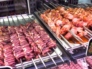 A rack of meat with skewers on it
