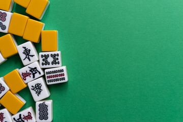 緑背景に並ぶマージャン牌