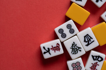 赤背景に並ぶマージャン牌