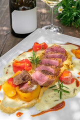 Tenderly cooked lamb salmon on a fine chickpea cream, accompanied by aromatic bell pepper fillets and rounded off with a wonderfully fragrant tarragon sauce