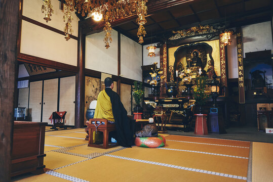 伝統的な日本寺院で読経する僧侶